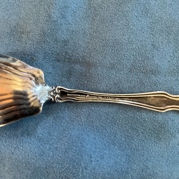 Westmoreland George and Martha silver butter knife and sugar spoon set. - Picture 3 of 5